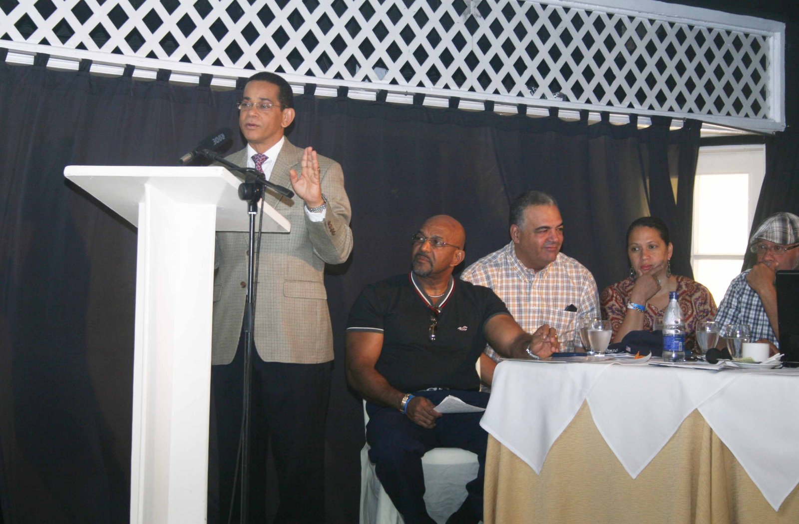 El senador el Dr. José Rafael Vargas en su exposición en el foro del PEDEPE